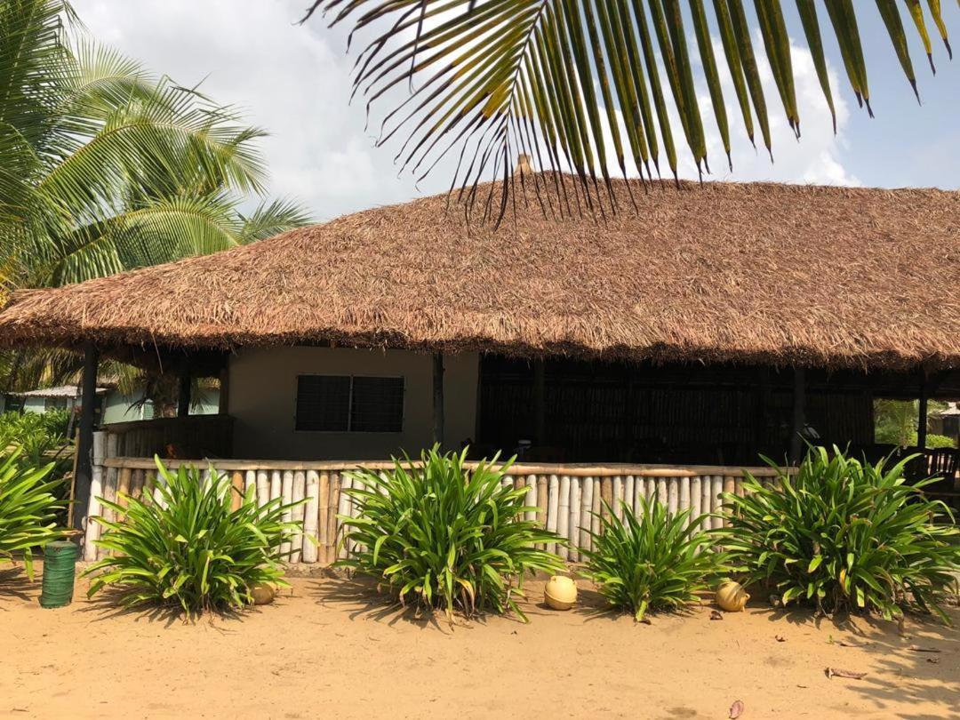 The Akwidaa Inn Buitenkant foto